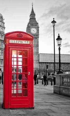 красная телефонная будка в черно-белом Лондоне